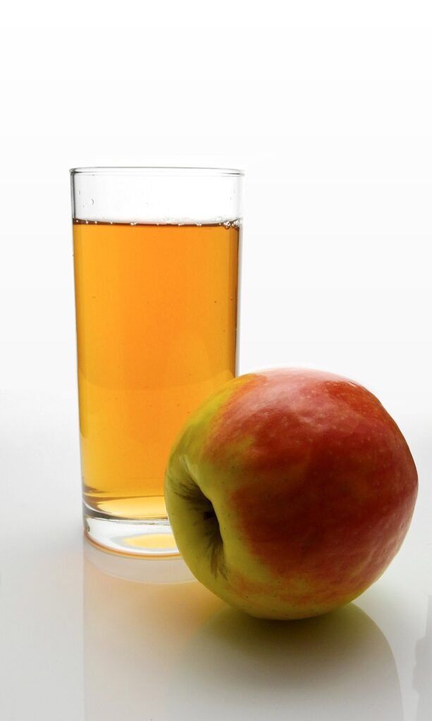 juice, apple, glass-1584168.jpg